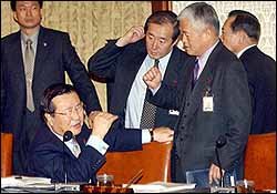 '괴롭습니다' - 김원길 보건복지부장관(왼쪽) 이태복 대통령복지노동수석(오른쪽) 유선호 정무수석(가운데)