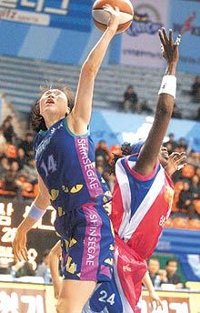 삼성생명의 외국인선수 필립스(오른쪽)와 신세계의 간판 정선민이 서로 등을 돌린 채 공중볼을 다투고 있다.