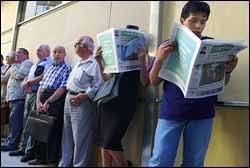 '은행문 언제 열리나..'