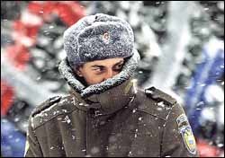 두 뺨 가린 러兵士