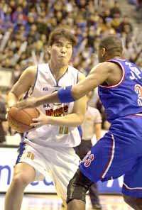 SK 나이츠의 센터 서장훈이 KCC의 용병센터 재키 존스를 따돌리며 골밑을 파고들고 있다.