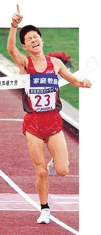 후지타의 2000후쿠오카마라톤 우승 골인 장면.