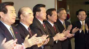 민주당 쇄신안 박수 통과