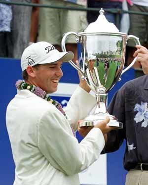 우승트로피를 들어보이며 기뻐하고 있는 가르시아.