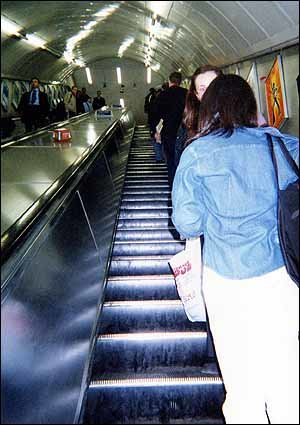 '질서가 편해요' - 런던 지하철 역