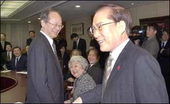 웃고는 있지만.. - 이회창 총재(오른쪽) 이부영 부총재