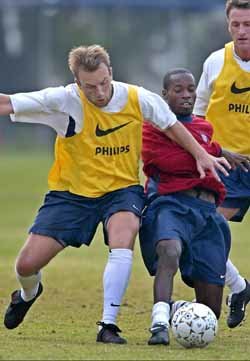 미국축구대표팀 자체 연습경기에서 크린트 매티스(왼쪽)와 다마커스 비즐리가 볼을 다투고 있다.