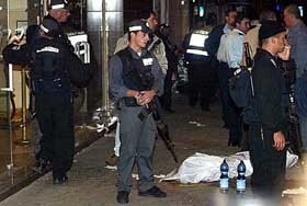 무장괴한 시체 지키는 이스라엘 경찰