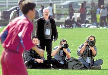 포르투갈의 기자들이 한국축구대표팀 훈련장을 찾아 연방 카메라 셔터를 누르며 취재에 열을 올리고 있다.