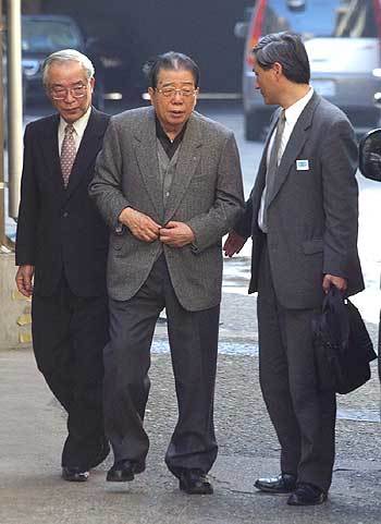 경찰에 출두하는 이희건 전 회장(가운데)