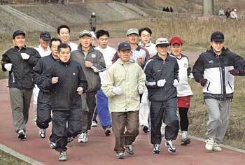‘달리는 변호사 모임’ 회원들이 1월 셋째주 토요일인 19일 오후 함께 모여 서울 양재천을 달리고 있다.