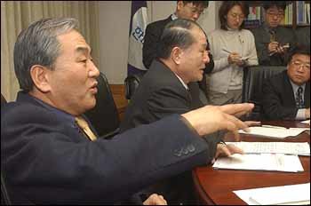 이재오 원내총무(왼쪽)