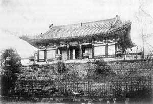 1910년대 일본의 사업가 오쿠라가 통째로 뜯어가 자신의 저택에 세워놓았던 경복궁 자선당