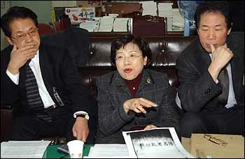 '정부 송환나서라'