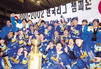 ’2001∼2002 한국아이스하키 챔피언에 오른 한라 위니아 선수들이 우승트로피를 앞에 두고 환호하고 있다.