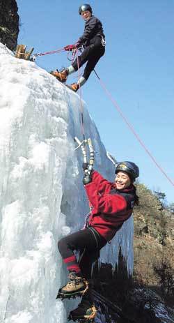 주부 이애숙씨(아래)가 아이스바일과 로프를 이용해 빙벽을 오르고 있다.