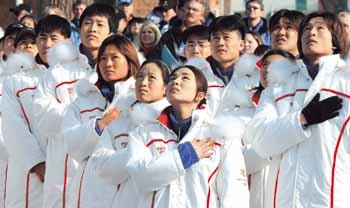 한국선수들이 5일 선수촌 국기광장에서 열린 입촌식에서 국기에 대한 경례를 하며 선전을 다짐하고 있다.