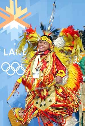 미국민속무용수가 6일선수촌내 국기광장에서 열린 선수단환영행사서 인디언민속춤을 추고있다.