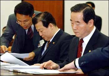 답변준비 - 이근식 행자부 장관(가운데) 이팔호 경찰청장(오른쪽)