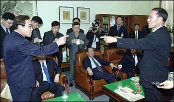 삿대질 - 민주당 임채정 의원(왼쪽) 한나라당 김용갑 의원(오른쪽)