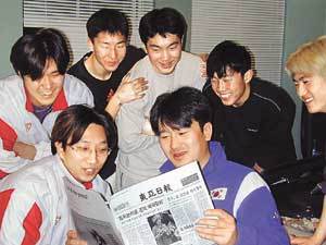 허승욱 이규혁 등 한국선수들이 당일 동시인쇄로 배달된 동아일보를 읽고 있다.