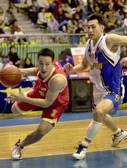 동양의 김승현이 삼성 주희정의 마크를 따돌리고 골밑으로 파고들고 있다.