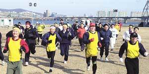 국내 최대 마라톤동호인 클럽인 ‘런너스클럽’회원들이 한강둔치에서 몸만들기에 한창이다.