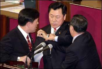민주당 송석찬 의원(가운데) 한나라당 윤두환(왼쪽) 이규택 의원