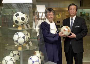 정회장(오른쪽)과 백소장이 2002월드컵 공식볼인 피버노바를 들고 월드컵 성공 개최를 기원하고 있다.