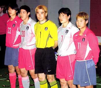 한국축구대표선수들이 새 유니폼을 입고 포즈를 취하고 있다. 왼쪽부터 이동국 차두리 김병지 송종국 이천수.