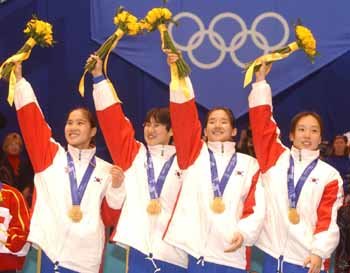 한국대표 4인조가 시상대에서 금메달을 목에 건채 꽃다발을 흔들어 관중의 박수에 답례하고 있다.