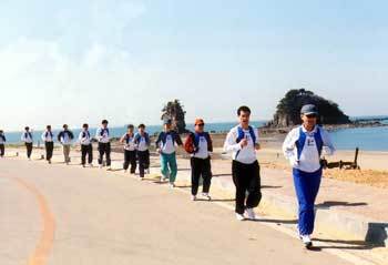 태안군청 마라톤동호회 회원들이 안면도 구간마라톤대회 출발지점인 꽃지 해수욕장 부근을 힘차게 달리고 있다