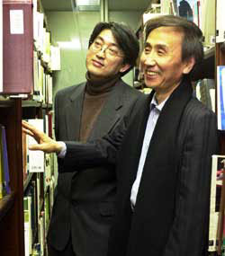 박성봉 교수(왼쪽)와 김용석씨
