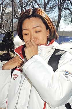 IOC 선수위원 투표에서 고배를 마신 전이경이 낙선 발표를 접한 뒤 착잡한 표정을 짓고 있다.
