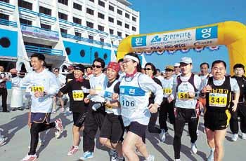 제2회 금강산 평화 마라톤대회에 참가한 철각들이 밝은 표정으로 고성항 호텔 해금강 앞을 출발하고 있다.