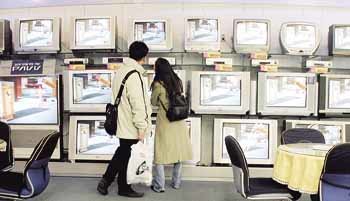 고화질 디지털TV를 고르고 있는 고객들