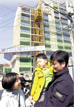 아파트 건설현장을 둘러보고 있는 이희자씨 가족.
