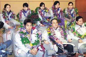 동계올림픽에 출전했던 한국선수단이 27일 새벽 귀국해 인천국제공항 귀빈실에서 기자회견을 갖고 있다.