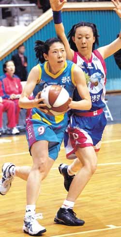 신세계 쿨캣의 가드 양정옥(왼쪽)이 삼성생명 포워드 변연하의 밀착수비를 힘겹게 제치며 슛을 노리고 있다