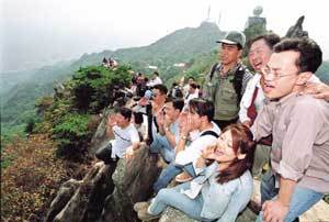 서울 관악산 정상에서 등반객들이 '야호'를 외치고 있다