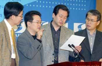 한나라당 남경필 대변인(왼쪽에서 두번째)과 김무성 총재비서실장(세번째)