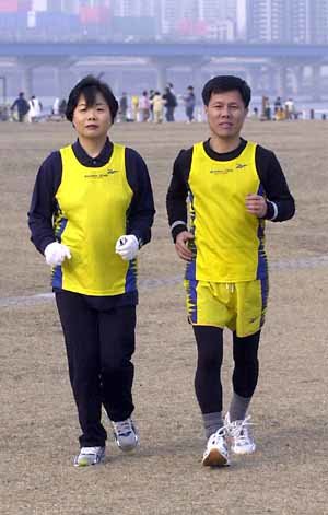 ‘마라톤 부부’ 김영례-윤상문씨 커플이 서울 한강 여의도 둔치를 함께 달리고 있다.