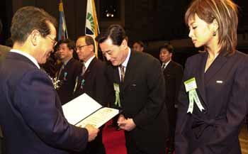 탤런트 김성환, 김원희씨가 진념 부총리 겸 재정경제부장관으로부터 표창장을 받고 있다.