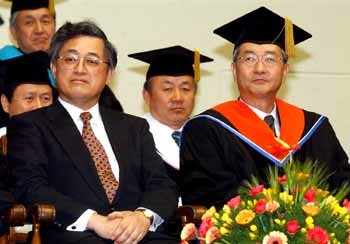 일본 도쿄대 사사키 다케시 총장(왼쪽)과 이기준 서울대 총장