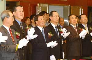 구본무 LG회장(왼쪽에서 세번째)이 2월 7일 한 계열사의 새 회사명 선포식에 참석해 주요 경영진과 함께 박수를 치고 있다.