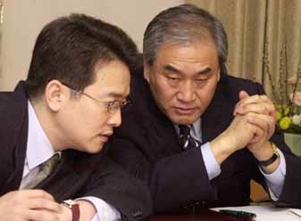 숙의 - 한나라당 이재오 총무(오른쪽)와 남경필 대변인