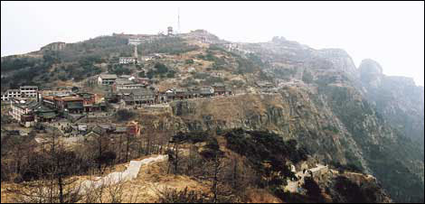 절 상점 등으로 도심의 번화가를 방불케 하는 정상의 풍경이 어지러워 보인다