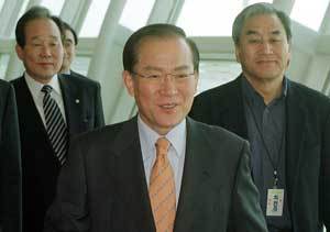 인천공항에서 당직자들의 환송을 받으며 출국하는 이회창 총재.