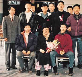 동양 김승현(앞줄 오른쪽)과 KCC  이현준(뒷줄 오른쪽에서 세번째)이 전규삼옹(앞줄 가운데)과 기념촬영.