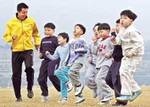 이진일씨가 싸이더스 체육교실 어린이 회원들에게 '달리기 방법'을 가르치고 있다